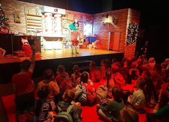 Pierwszoklasiści w Wielkiej Fabryce Elfów grafika