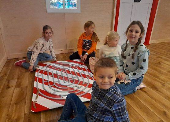 Pierwszoklasiści w Wielkiej Fabryce Elfów grafika