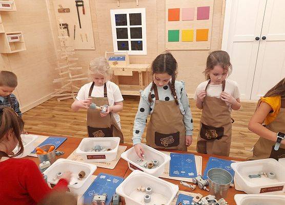 Pierwszoklasiści w Wielkiej Fabryce Elfów grafika