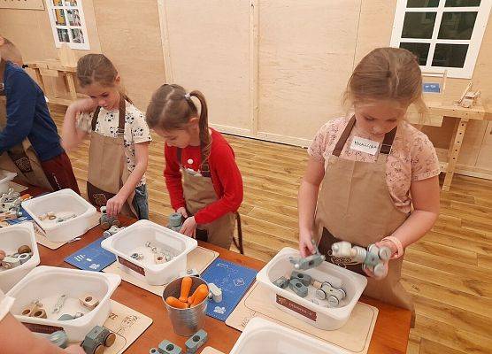 Pierwszoklasiści w Wielkiej Fabryce Elfów grafika