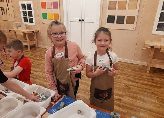 Pierwszoklasiści w Wielkiej Fabryce Elfów grafika