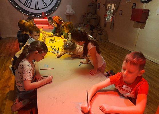 Pierwszoklasiści w Wielkiej Fabryce Elfów grafika