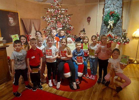 Pierwszoklasiści w Wielkiej Fabryce Elfów grafika