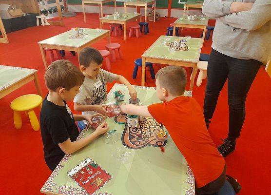 Pierwszoklasiści w Wielkiej Fabryce Elfów grafika