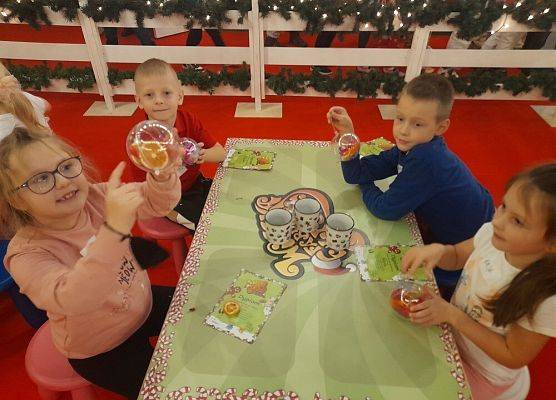 Pierwszoklasiści w Wielkiej Fabryce Elfów grafika