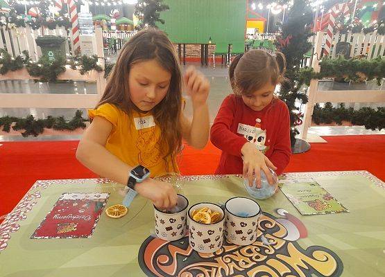 Pierwszoklasiści w Wielkiej Fabryce Elfów grafika