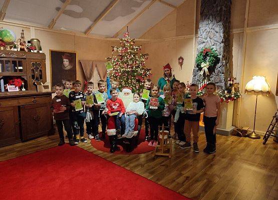 Pierwszoklasiści w Wielkiej Fabryce Elfów grafika