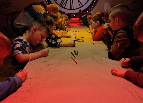 Pierwszoklasiści w Wielkiej Fabryce Elfów grafika