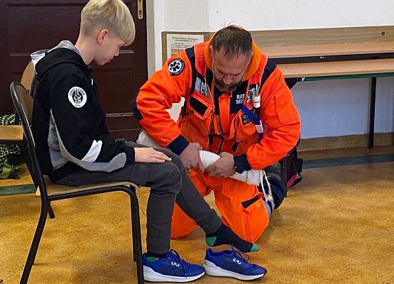 Uczymy się zasad pierwszej pomocy grafika