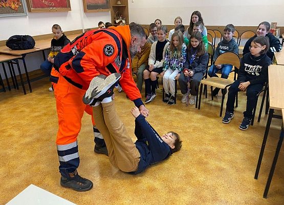 Uczymy się zasad pierwszej pomocy grafika