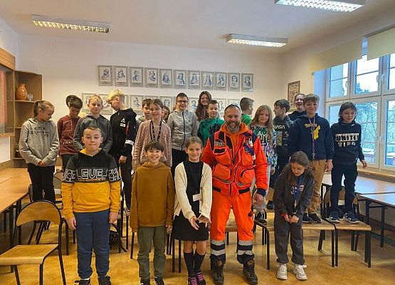 Uczymy się zasad pierwszej pomocy grafika