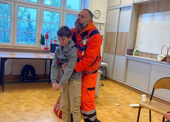 Uczymy się zasad pierwszej pomocy grafika