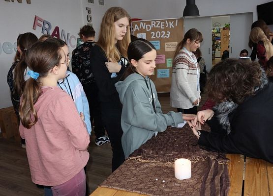 Dziś cień wosku ci ukaże, co ci życie niesie w darze! grafika