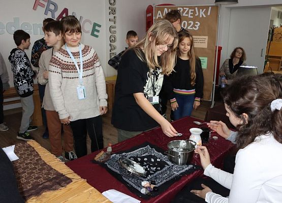 Dziś cień wosku ci ukaże, co ci życie niesie w darze! grafika