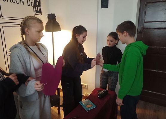 Dziś cień wosku ci ukaże, co ci życie niesie w darze! grafika