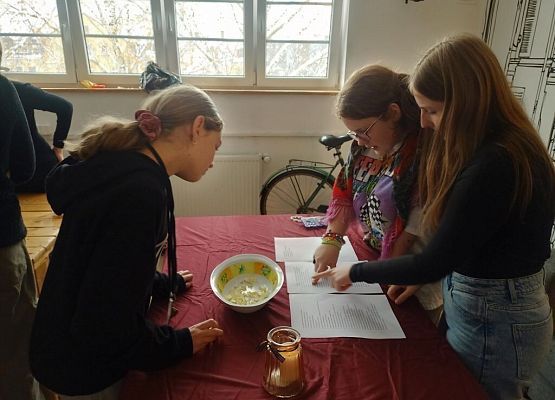 Dziś cień wosku ci ukaże, co ci życie niesie w darze! grafika