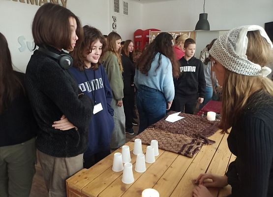 Dziś cień wosku ci ukaże, co ci życie niesie w darze! grafika