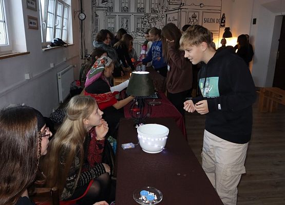 Dziś cień wosku ci ukaże, co ci życie niesie w darze! grafika