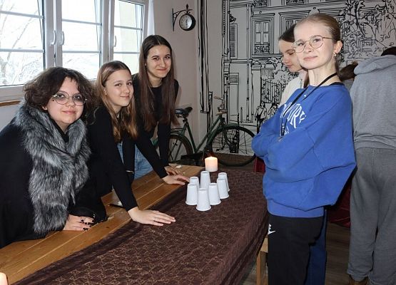 Dziś cień wosku ci ukaże, co ci życie niesie w darze! grafika