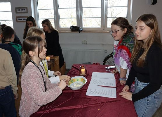 Dziś cień wosku ci ukaże, co ci życie niesie w darze! grafika