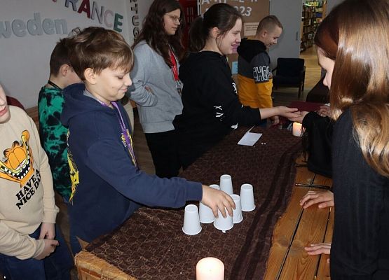 Dziś cień wosku ci ukaże, co ci życie niesie w darze! grafika