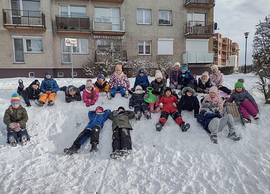 Zajęcia wychowania fizycznego na dworze grafika