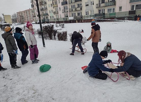 Zajęcia wychowania fizycznego na dworze grafika