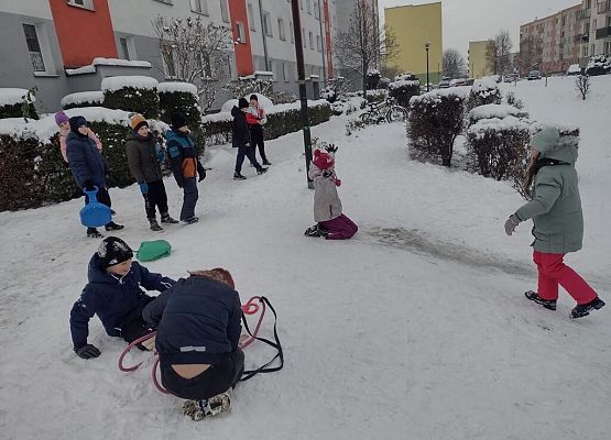 Zajęcia wychowania fizycznego na dworze grafika