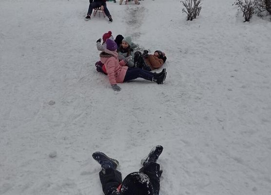 Zajęcia wychowania fizycznego na dworze grafika