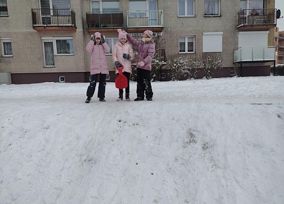 Zajęcia wychowania fizycznego na dworze grafika