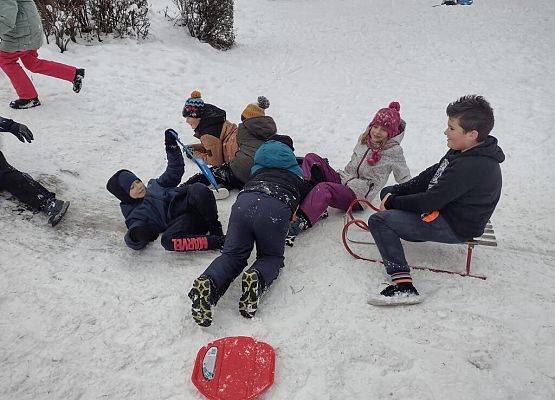 Zajęcia wychowania fizycznego na dworze grafika