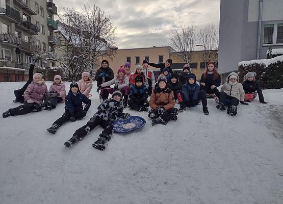 Zajęcia wychowania fizycznego na dworze grafika