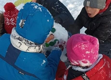 Zajęcia wychowania fizycznego na dworze grafika