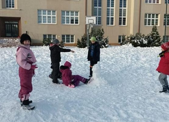 Zajęcia wychowania fizycznego na dworze grafika