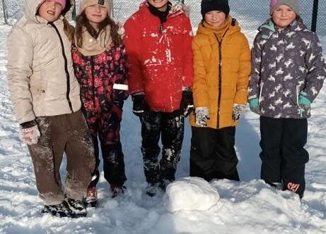 Zajęcia wychowania fizycznego na dworze grafika