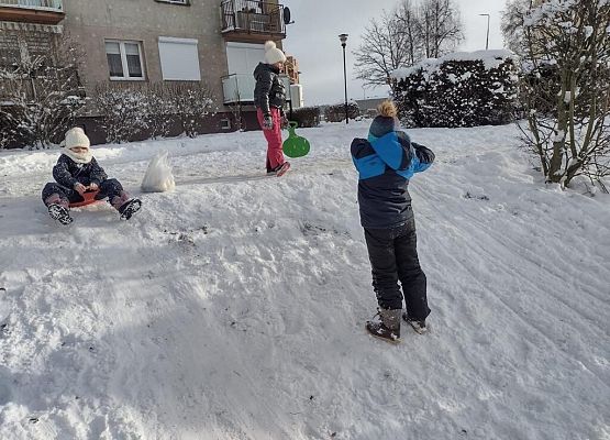 Zajęcia wychowania fizycznego na dworze grafika