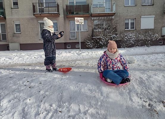 Zajęcia wychowania fizycznego na dworze grafika