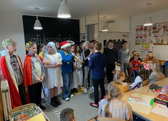 Wspólne kolędowanie w klasach grafika