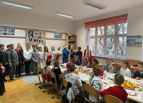 Wspólne kolędowanie w klasach grafika