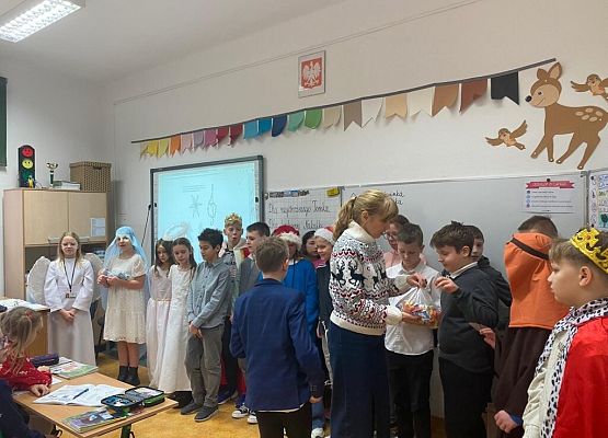 Wspólne kolędowanie w klasach grafika