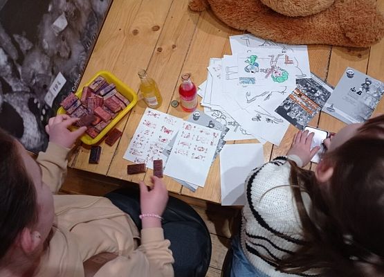 Podróż w czasie w lęborskim Muzeum – „Bierki, pchełki czyli heca na czternaście fajerek. Zabawki z czasów PRL” grafika