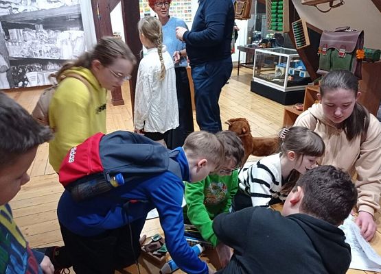 Podróż w czasie w lęborskim Muzeum – „Bierki, pchełki czyli heca na czternaście fajerek. Zabawki z czasów PRL” grafika