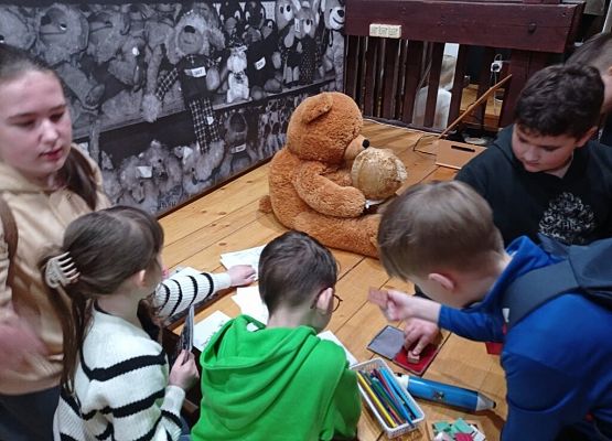Podróż w czasie w lęborskim Muzeum – „Bierki, pchełki czyli heca na czternaście fajerek. Zabawki z czasów PRL” grafika