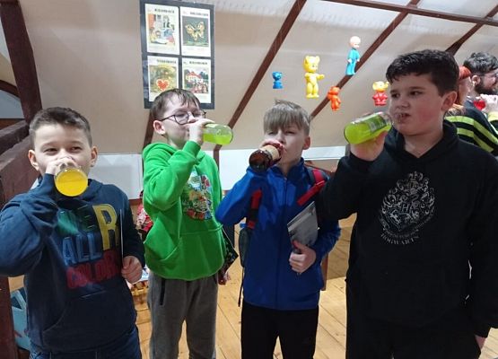 Podróż w czasie w lęborskim Muzeum – „Bierki, pchełki czyli heca na czternaście fajerek. Zabawki z czasów PRL” grafika