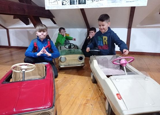 Podróż w czasie w lęborskim Muzeum – „Bierki, pchełki czyli heca na czternaście fajerek. Zabawki z czasów PRL” grafika