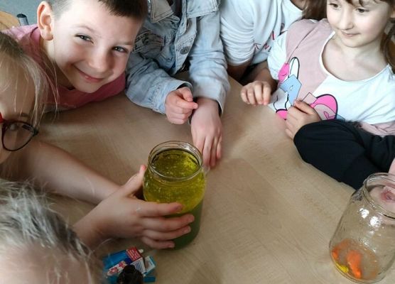 Hipnotyzująca lampa-lawa grafika