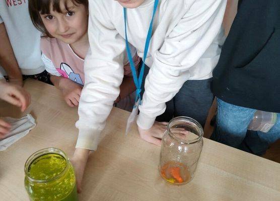 Hipnotyzująca lampa-lawa grafika