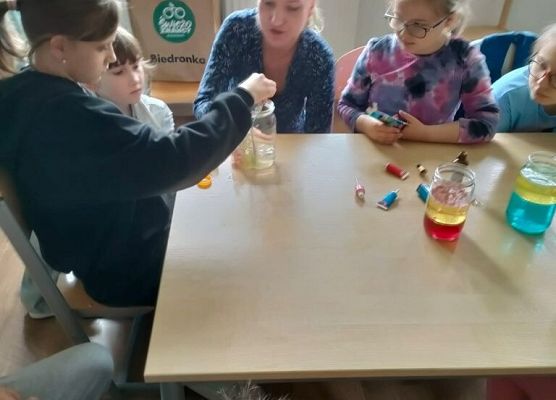 Hipnotyzująca lampa-lawa grafika