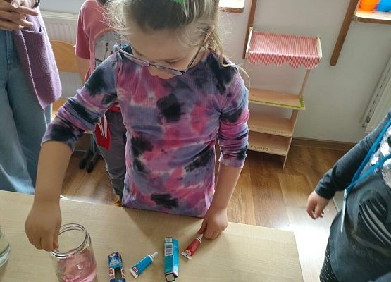 Hipnotyzująca lampa-lawa grafika