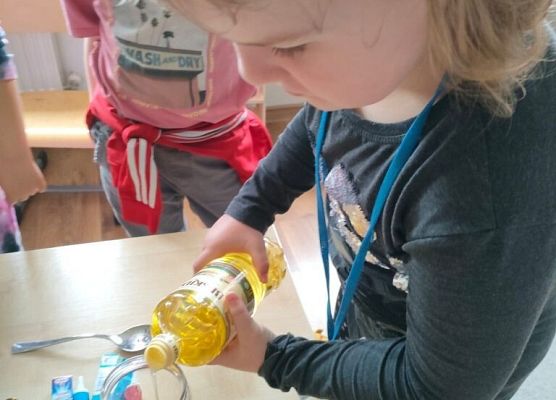 Hipnotyzująca lampa-lawa grafika